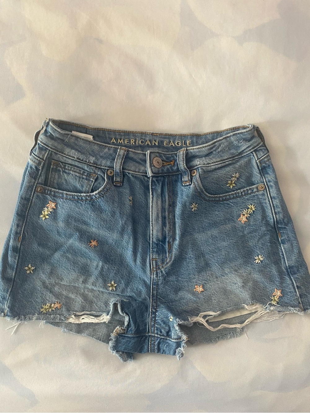 ✨Bundle : Buy 6 for $80

🌸American Eagle Floral Embroidered Denim Cutoff Shorts!